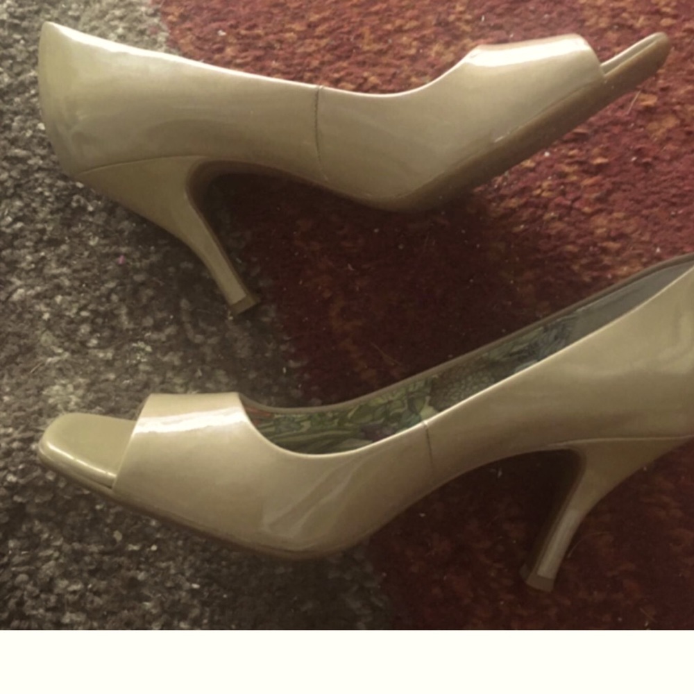 Tahari- Riddle Pumps. Tan SZ 6.5